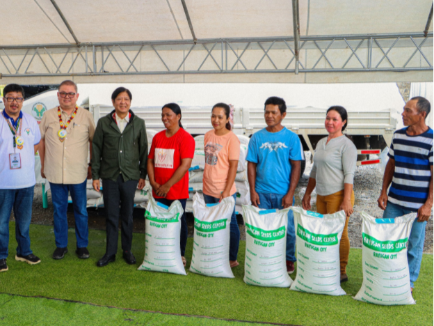 菲律宾总统小马和地方检察官向受恶劣天气影响的农民提供援助