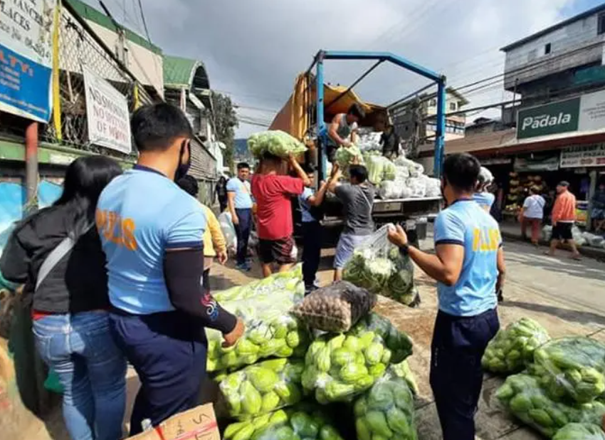 菲律宾总统小马和地方检察官向受恶劣天气影响的农民提供援助